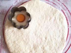 3.	取出发酵好的面团，排气后松弛15分钟，然后擀成厚度为5mm左右的面片，不要太厚了，因为面团还要发酵，如果太厚，那再一发酵就更厚了，甜甜圈也会显得过于厚重了，再用喜欢的模具按压出形状，中间用瓶盖按压出孔，这就是甜甜圈的形状，我做了花型，心型和五角星型，