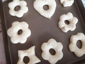 4.	再小心地把按压出来的面团摆放到不粘烤盘里，如果烤盘不是不粘的，则要铺上油纸防粘，