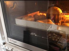 6.	烤箱预热，180度，上下火，中层，烤12分钟，