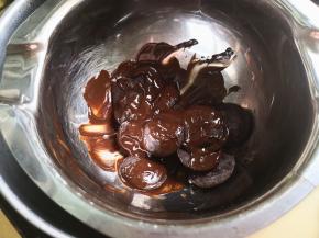 8.	巧克力隔水加热，融化至液体，