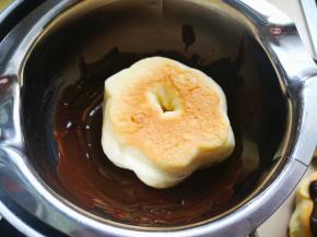 9.	取一个面包蘸上巧克力，