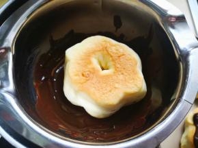 9.	取一个面包蘸上巧克力，