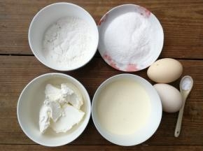 准备材料并称量备用（淡奶油和牛奶称在一个碗里就可以）
