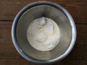 奶油奶酪、淡奶油和牛奶一起倒入盆中，隔热水用手动打蛋器搅拌均匀