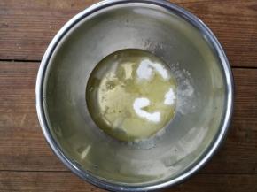 蛋清加盐，分三次加入糖粉，用电动打蛋器打发