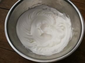 将蛋清打发至湿性发泡，拎起打蛋头呈现大弯钩状态即可