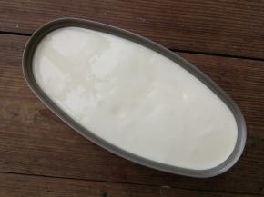 将做好的面糊倒入模具中，轻震几下震出大气泡