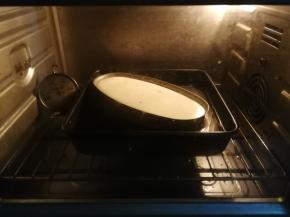 送入预热好的烤箱最下层进行水浴烘烤，130度30分钟转150度30分钟，烤好后在烤箱中闷30分钟再取出