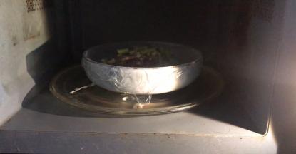 放入微波炉内，按微波键定时3分钟即可