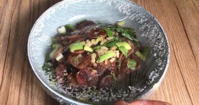 取出拿下保鲜膜即可食用