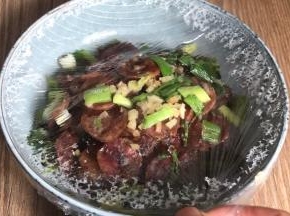 取出拿下保鲜膜即可食用