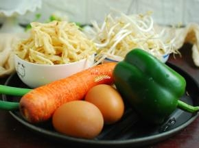 准备好所有的食材。1根胡萝卜，500克饼丝，300克绿豆芽，1个青椒，2个鸡蛋。我做的是两人份，如果人多请加量。