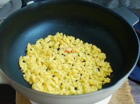 炒锅烧热倒入适量的食用油，鸡蛋2个打散，加入1小勺料酒，搅拌均匀，入油锅炒成鸡蛋碎，盛出来装盘待用。