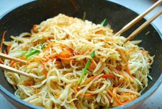 时间到了，打开盖子，把火调稍微大一些，用两双筷子交叉从锅边抄底翻拌，把蔬菜和烙饼丝一起轻轻抖散，翻拌均匀，绿豆芽饼丝就炒好了，非常香！