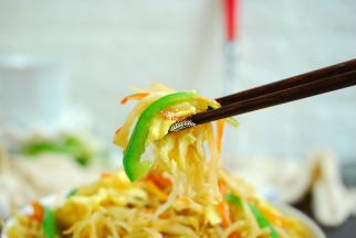 别看是素的，比放肉还香呢，一人1盘子，撑得直打饱嗝还想吃。