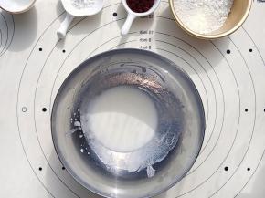 准备好蛋糕片部分的材料，牛奶与玉米油混合至乳化。