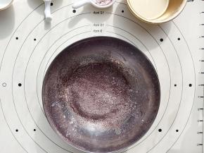 筛入低粉，玉米淀粉，可可粉，用手动打蛋器画“Z”字形搅拌均匀。