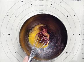 加入蛋黄同样用手动打蛋器画“Z”字形搅拌均匀。