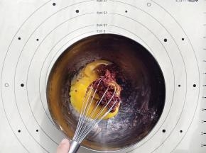 加入蛋黄同样用手动打蛋器画“Z”字形搅拌均匀。