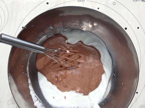 取三分之一蛋白糊与蛋黄糊翻拌均匀，然后再与剩余的三分之二蛋白糊翻拌均匀。