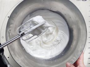 蛋白分三次加入细砂糖打发至湿性偏干的状态。