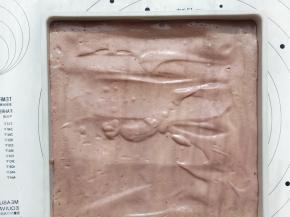 倒入28*28的烤盘中铺平，再震几下烤盘。