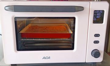 烤箱上下180度预热10分钟后，放入烤箱中层烤18-20分钟。