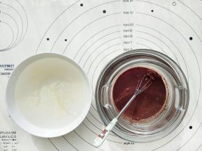 吉利丁片泡冷水备用。牛奶倒入黑巧和牛奶巧克力中，隔热水搅拌至融化。在牛奶巧克力液不超过50度的时候加入泡软的吉利丁片搅拌均匀。