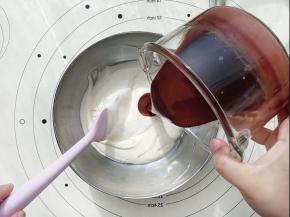 淡奶油加入糖粉打至6分发。把巧克力液倒入打好的淡奶油中。