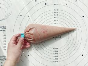 把混合好的慕斯糊装入裱花袋中。