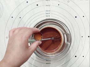 在融化的巧克力液中加入朗姆酒并搅拌均匀。