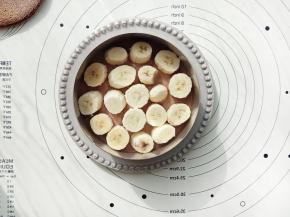 挤一层慕斯液，把香蕉段摆放在上面。