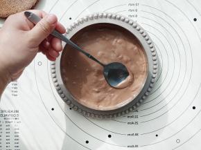 用慕斯液把香蕉段之间的空隙填满，把剩下的慕斯液挤在香蕉上面并用小勺子铺平。