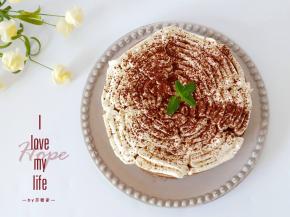 表面可以根据个人喜好来装饰，如果不装饰也可以。本次用的淡奶油来装饰，淡奶油加糖粉打发挤在表面，上面 筛上一层可可粉，再摆上薄荷叶或者其它喜欢的水果也是可以的。