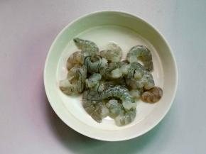 鲜虾剥去虾壳，挑去虾线洗干净