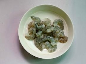 鲜虾剥去虾壳，挑去虾线洗干净