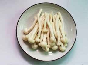 海鲜菇洗净后切去根部备用