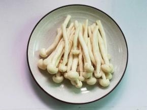 海鲜菇洗净后切去根部备用