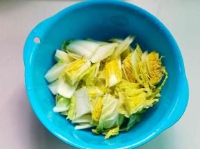 娃娃菜洗净切块备用