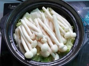 锅中放入适量清水，将白菜倒入锅中，再加入海鲜菇，大火加盖烧开