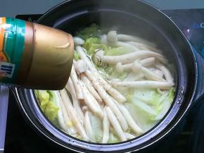 烧开后加入适量盐和白胡椒粉调味煮两三分钟