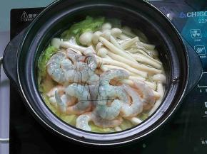 放入虾仁，再煮两分钟即可出锅