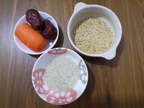 1、准备好原料：钢切燕麦粒、大枣、胡萝卜和胚芽米。