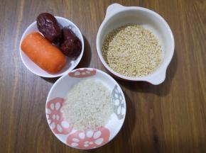 1、准备好原料：钢切燕麦粒、大枣、胡萝卜和胚芽米。