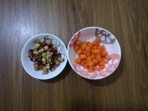4、将胡萝卜和大枣切小丁备用。