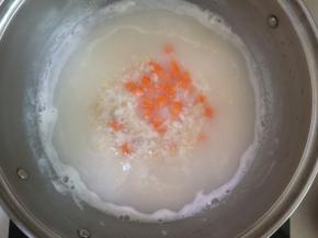 5、20分钟后，燕麦已煮至9成熟时，加入胡萝卜丁。