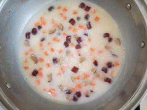 7、煮至胡萝卜成熟即可关火。