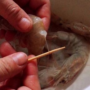 大虾剪去虾须，挑去虾线，洗净沥干水分