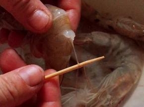 大虾剪去虾须，挑去虾线，洗净沥干水分