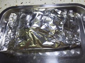 用锡纸将大虾包裹起来